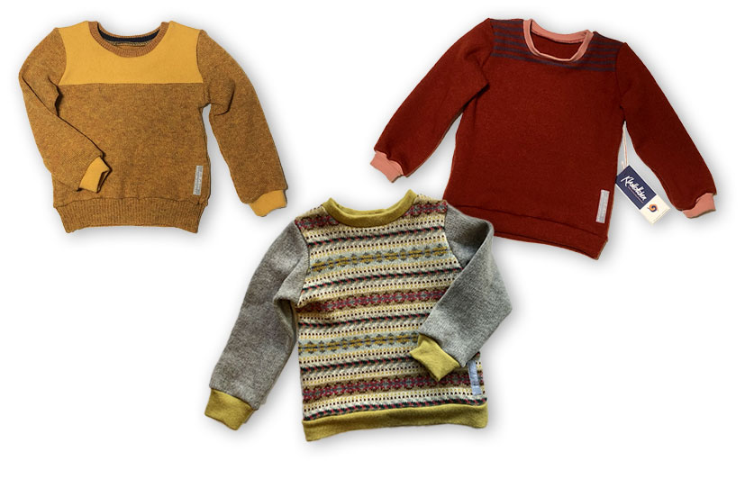 Drei Pullover – gelb, grau-gelb, rot